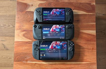 Auf Fotos sind die Unterschiede kaum sichtbar. Aber der OLED-Screen des Legion Go 2 (unten) sieht sogar noch einen Ticken besser aus als beim Steam Deck OLED (Mitte). Eindeutig blasser sieht der Rog Xbox Ally X aus (oben).