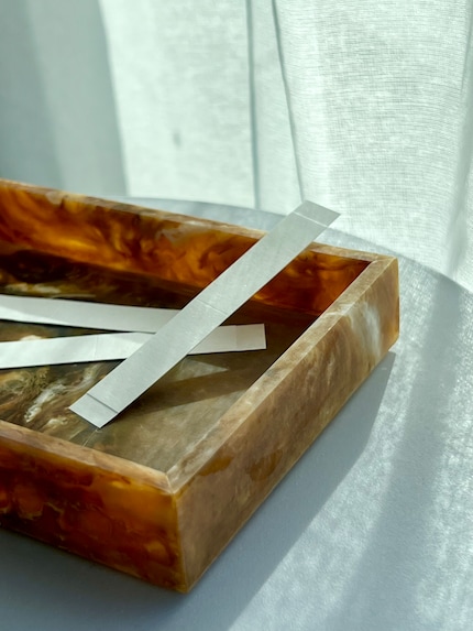 Fashion Tape ist doppelseitiges Klebeband, das an Textilien und der Haut haftet.