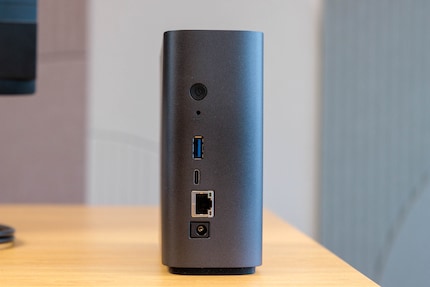 Strom- und LAN-Anschluss befinden sich neben zwei USB-Buchsen auf der Rückseite der BeeStation Plus.