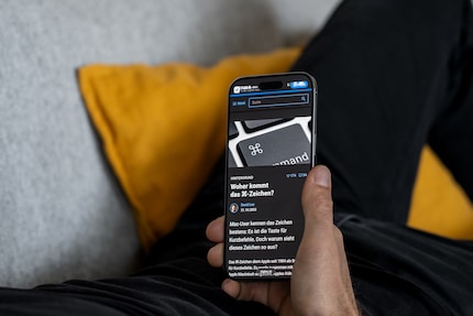 Webbrowsing auf dem Sofa gehört zu den Paradedisziplinen des iPhone Air.