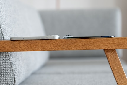 Im direkten Vergleich mit dem iPhone Air wirkt das iPhone 17 Pro klobig.