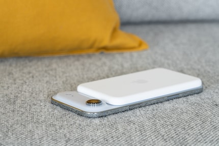Die optionale MagSafe-Batterie hat gleich viel Kapazität wie der interne Akku, füllt diesen wegen des Verlusts beim drahtlosen Laden aber nur zu 65 Prozent auf. Und sie zerstört irgendwie den Witz eines dünnen Smartphones.