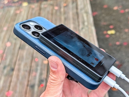 Mit den Magneten hält der Screen auf der Rückseite des iPhones – er lädt aber nicht.