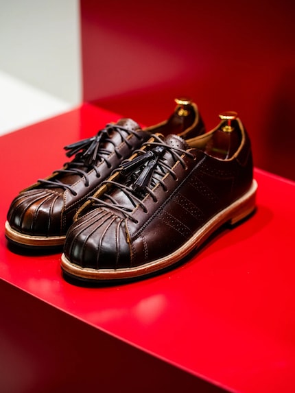 Der Adidas Superstar Dress hat Brogue-Einflüsse.