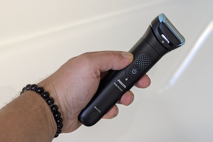 Für die glatte Rasur nutzt das Gerät einen klassischen Folienscherkopf.