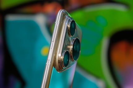 Gute Verarbeitung und ein mächtiger Kamerabuckel.