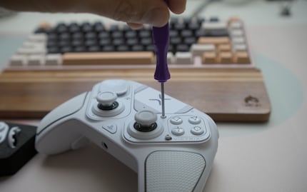 De controller is snel aan te passen dankzij de meegeleverde schroevendraaier.