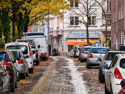 Mit dem zehnfachen Zoom blickt man weit in die Straße hinein.