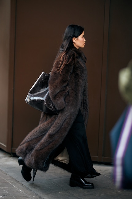 Ein wallender Faux-Fur-Mantel lässt so ziemlich jeden Look stylisch wirken.