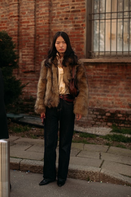 Kunstfelljacke zu Jeans – eine sehr coole Kombi.