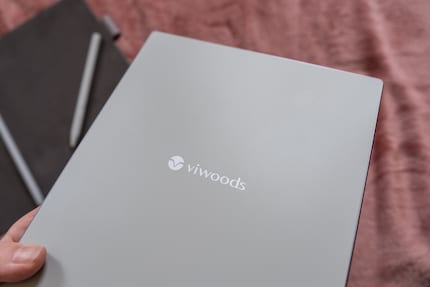 Die Rückseite des Tablets schimmert sanft.