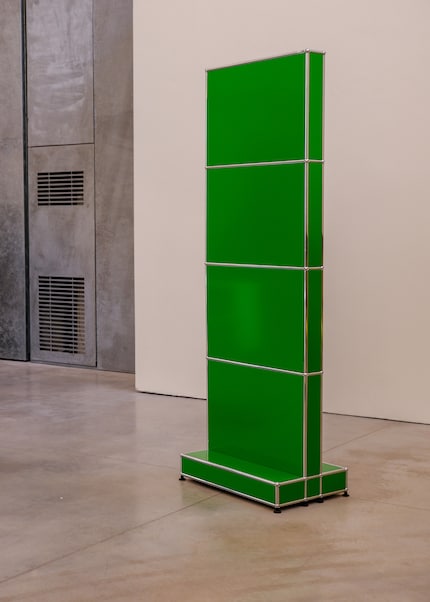 A room divider in characteristic green.