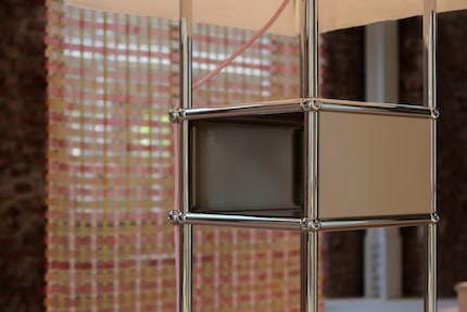 The integrated shelf offers space for books, magazines or chargers.