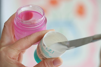 Im pinken Tiegel war früher mal meine Laneige Lippenmaske drin. Heute dient er mir als Reisebegleitung.