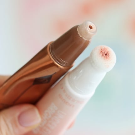 Links siehst du, wie die Applikatorspitze unter dem Schwamm-Kopf aussieht.