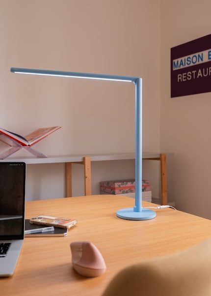 Die Bürolampe ist so schmal wie möglich designt.