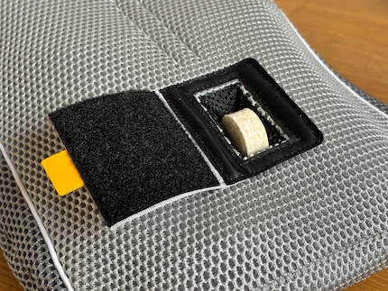 In dieses kleine Klettfach gehört der Reinigungstab.