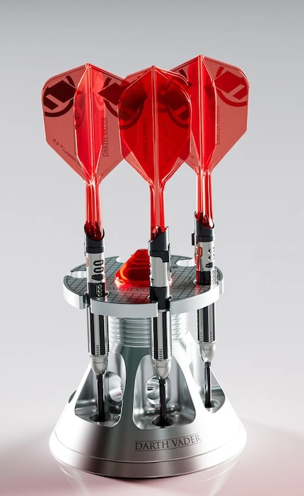 De Darth Vader Lightsaber First Edition wordt geleverd met een zilveren displaystandaard die doet denken aan het handvat van een lightsaber, inclusief rode flights en fijn gegraveerde wolfraam vaten.