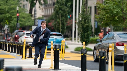 Der Sicherheitsbeamte Jake Baerington (Gabriel Basso) versucht, das Ende der Welt zu verhindern.