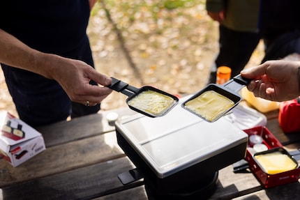 Twee pannen in de wind: de ene kant warmt in het begin veel sneller op.