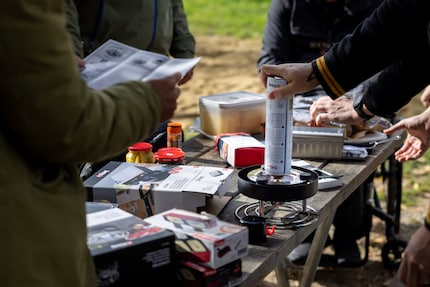 Eénmaal gevuld gaat de gasbrander lang genoeg mee voor een stevige maaltijd.