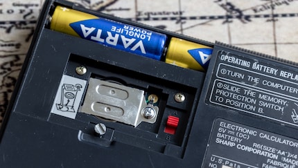 Steht der rote Schalter auf Position B, versorgt die kleine Stützbatterie den Speicher mit Strom.