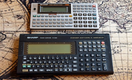 Oben der Sharp PC-1403H, unten der klobige, aber leistungsfähigere PC-E220.