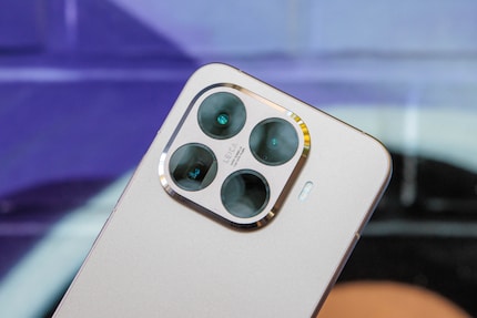 De telefotocamera bevindt zich linksonder op de camerabult.