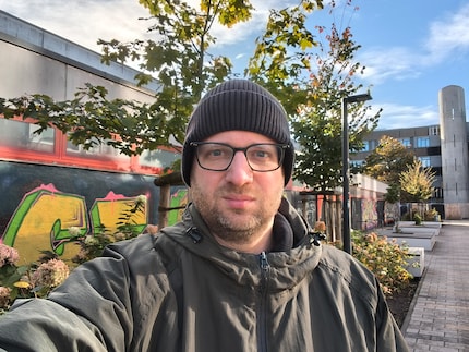 De software compenseert de overbelichte lucht goed, maar mijn jas en mijn gezicht in de schaduw blijven bleek.