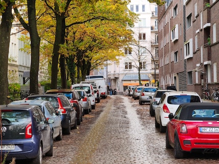 Zicht op een straat door de telelenscamera.