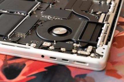Der M5 wird im MacBook Pro mit nur einem Lüfter gekühlt. Er überhitzt trotzdem nicht.