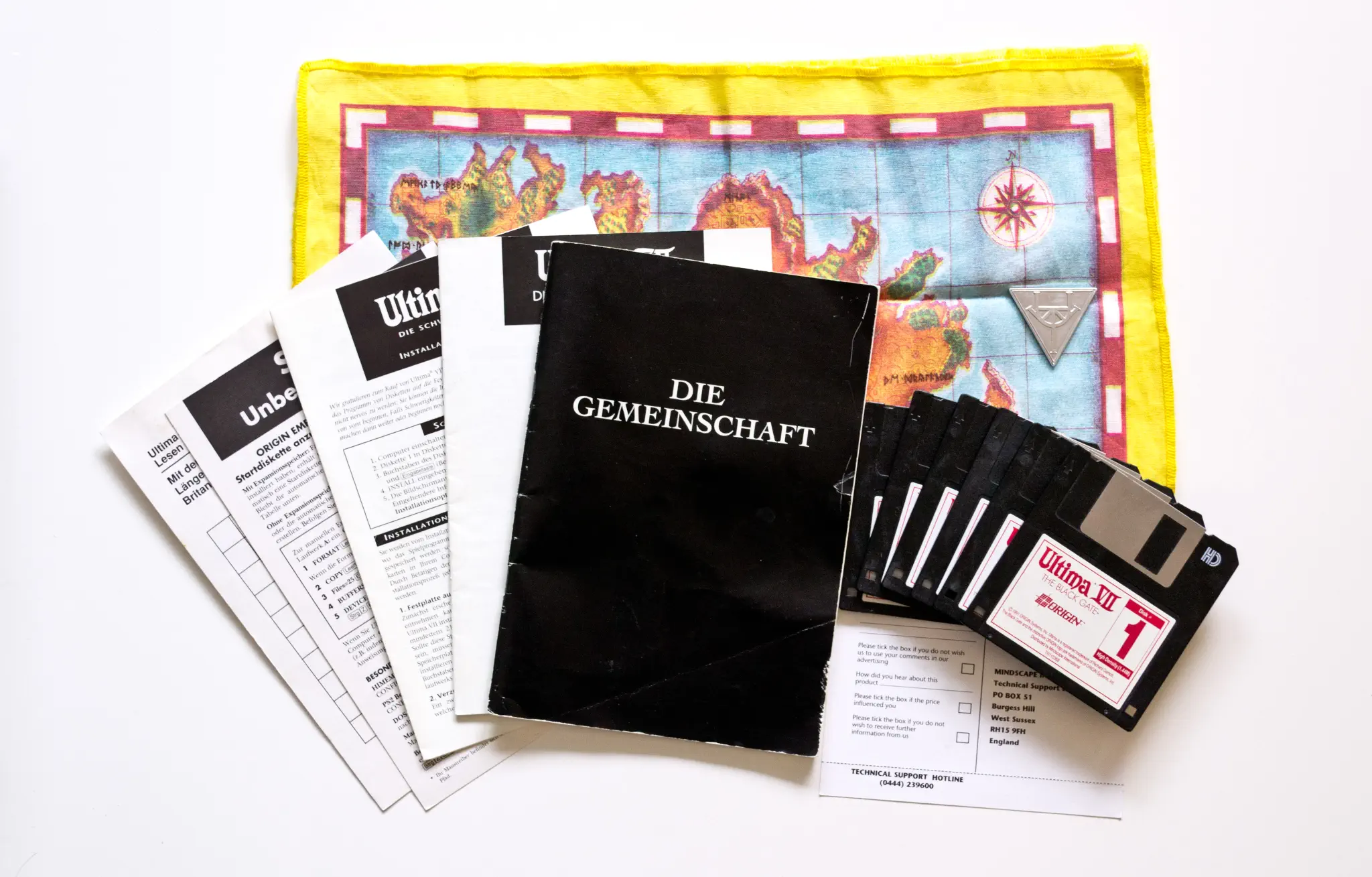 Stoffkarten und mehrere Anleitungen: «Ultima VII» hatte eine gosszügige Ausstattung.