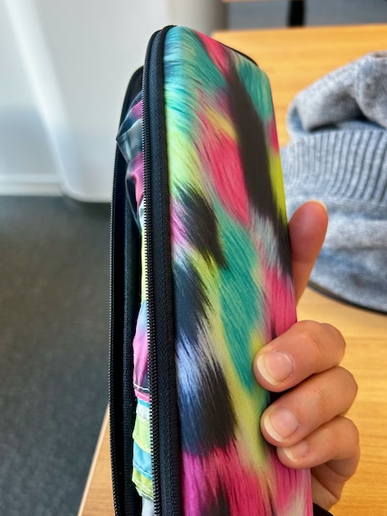 Der Schirm passt genau in sein Trocken-Case.