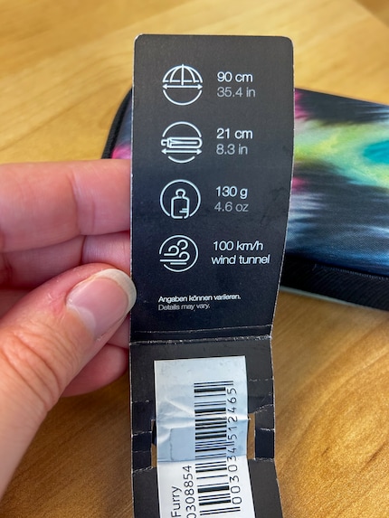 Auf dem Etikett wird der Windkanal-Test ebenfalls beworben.