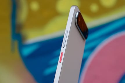 Der Powerbutton setzt einen farblichen Akzent.