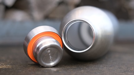 Im Edelstahldeckel sorgt ein Gummiring dafür, dass alles dicht ist.