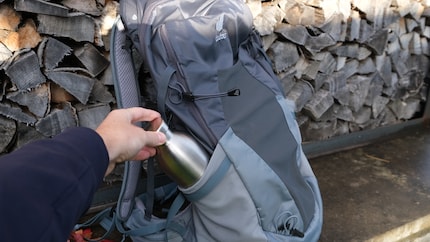 Passt problemlos in die Seitentasche des Rucksacks.