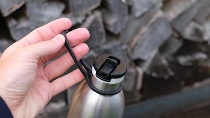 Mit Tragegriff lässt sich die Flasche gut tragen. Welch Überraschung! Der optional erhältliche Tragering hält gut und ist aus Gummi.