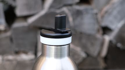 Hier habe ich den Sportdeckel aufgeschraubt. Das kurze Stück lässt sich aufklappen und so du kannst deinen Drink einhändig nuckeln.