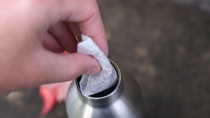 Der Teebeutel geht locker durch die Trinköffnung.