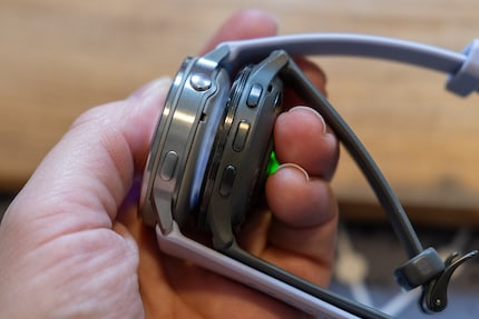 Die Garmin Venu 4 links wirkt klobiger und hat weniger Buttons.