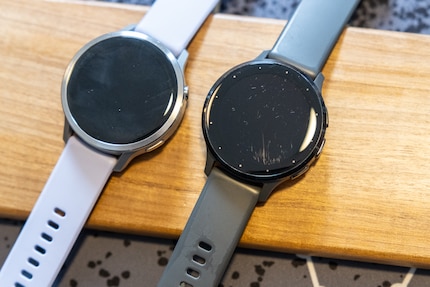 Meine alte Garmin Venu 3s rechts sieht nach weniger als einem Jahr schon sehr mitgenommen aus.