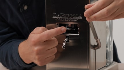 Weil die Maschine gerade heiss ist, verstelle ich her den Druck sicherheitshalber mit einen Löffel.