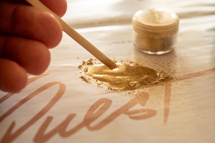 In den Kleber rühre ich etwas Goldstaub ein.