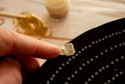 Fehlende Teile lassen sich durch die Modelliermasse ersetzen und anschliessend vergolden.