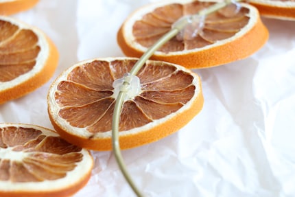 Erst klebe ich die grossen Scheiben fest, ...