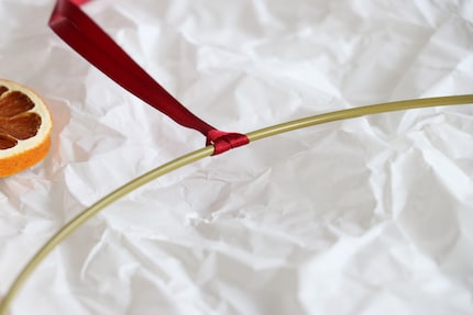 Das schmale Band befestige ich mit einer Schlaufe am Metallring.