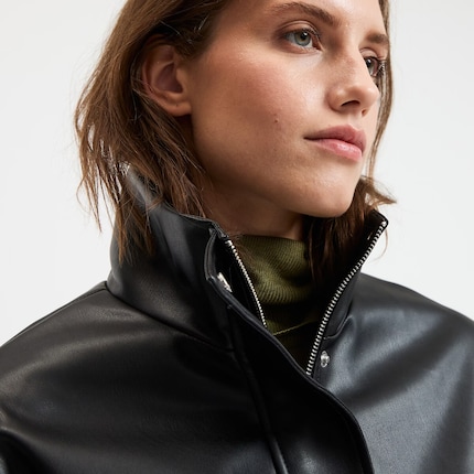 Schwarze Kunstlederjacke von La Redoute Collections.