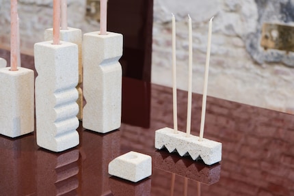 Jedes Stück wird von Handwerkerinnen und Handwerkern sorgfältig geschnitzt.