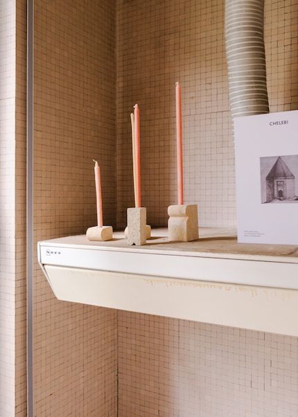 Die Sandstein-Kerzenhalter überzeugen mit ihrer Silhouette …